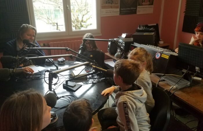 L’implication des enfants prend souvent la forme d’une initiation au monde de la radio. Enfants de Beleyme