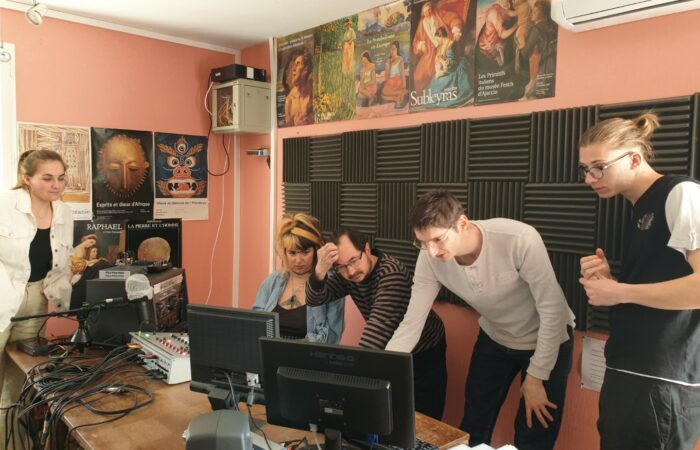 Formation des personnels (et des bénévoles volontaires) par un technicien de « L’onde porteuse » (2022). Des personnels vont aussi se perfectionner sur place à Clermont-Ferrand