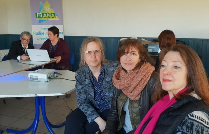 Christine, Sylvie, bénévoles et Aïda, salariée, défendent les intérêts de RLP lors de l’AG de la Fédération des Radios Associatives de Nouvelle-Aquitaine (FRANA) (2019)…